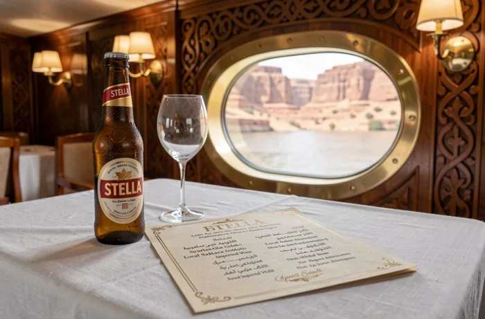 Menu de boissons alcoolisées et locales posé sur une table dans la salle à manger d'un bateau de croisière sur le Nil